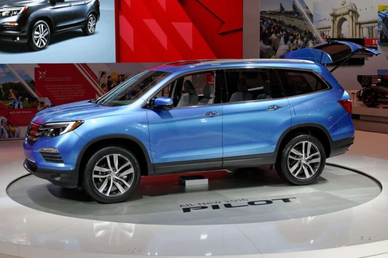 This is a blue Honda Pilot on display at a car show.