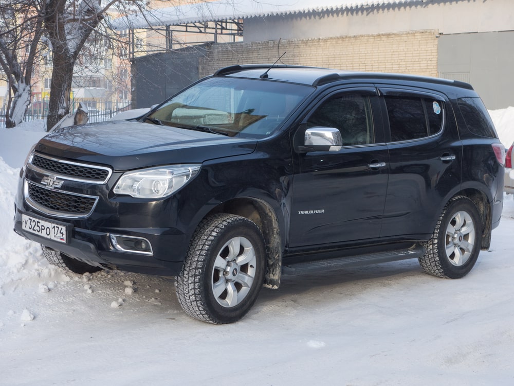 Chevy Trailblazer parking on winter snow street