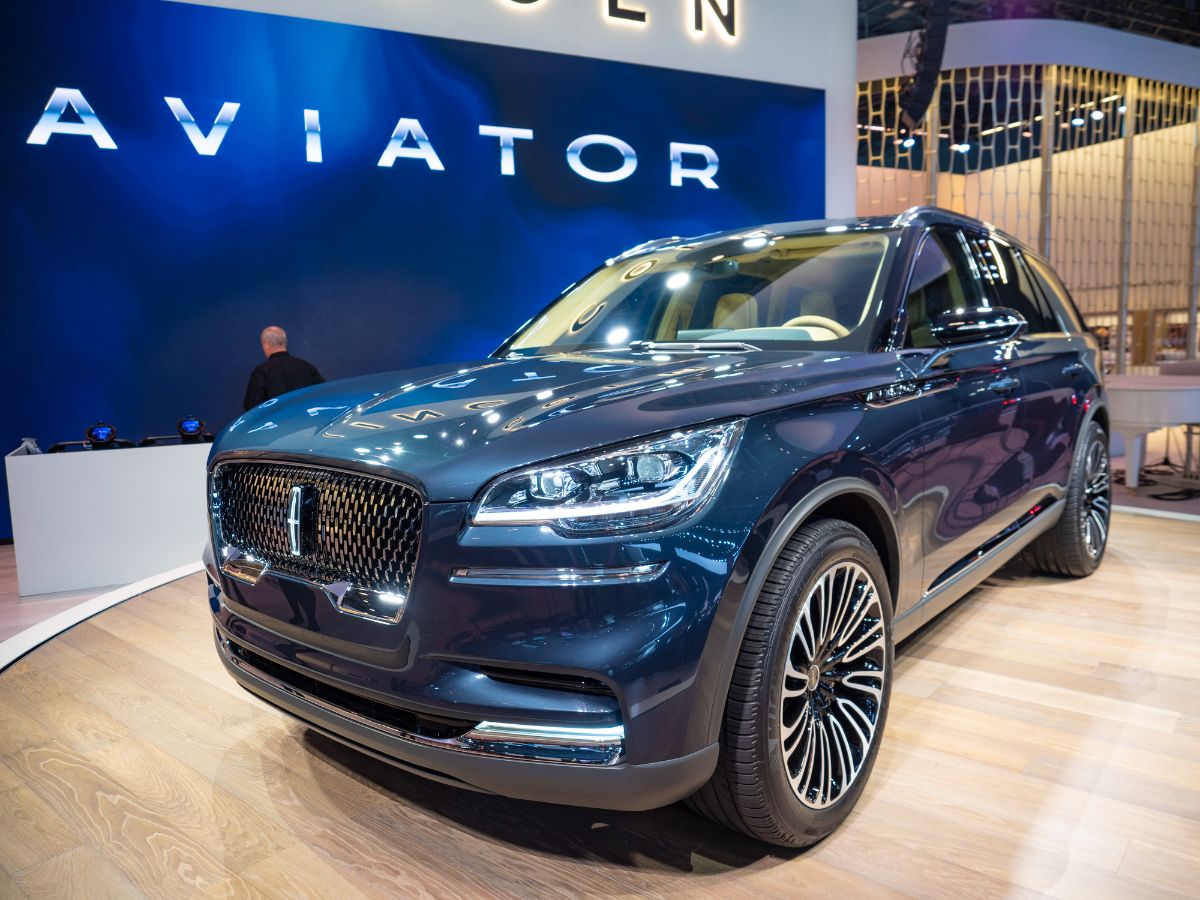 Dark blue Lincoln Aviator Reserve AWD car on car show.