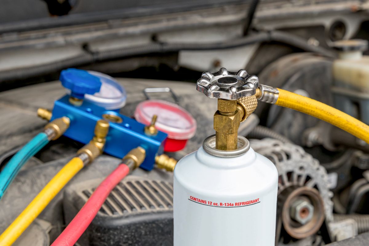 Checking R-134a refrigerant in the car using gauges.