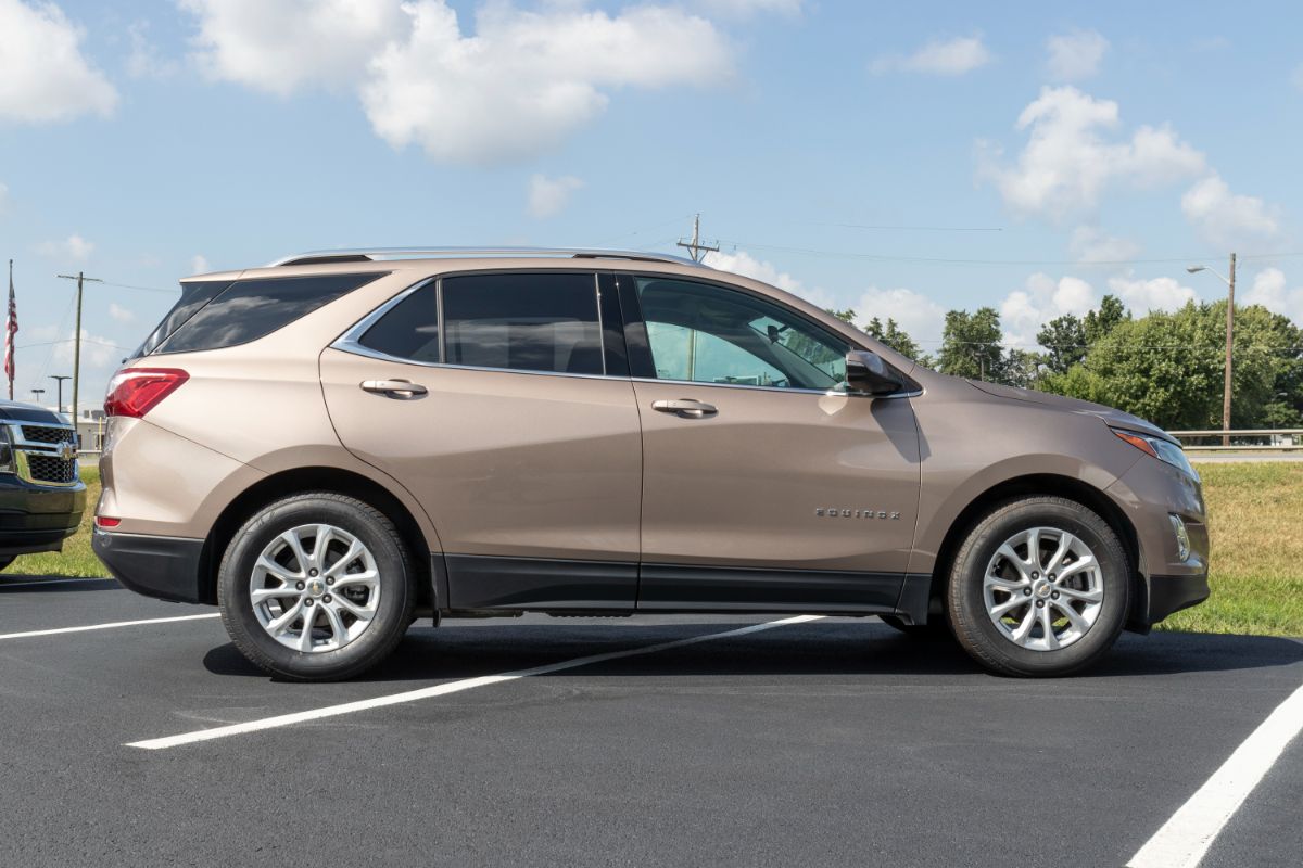 Side view look of chevy traverse in the parking slot.