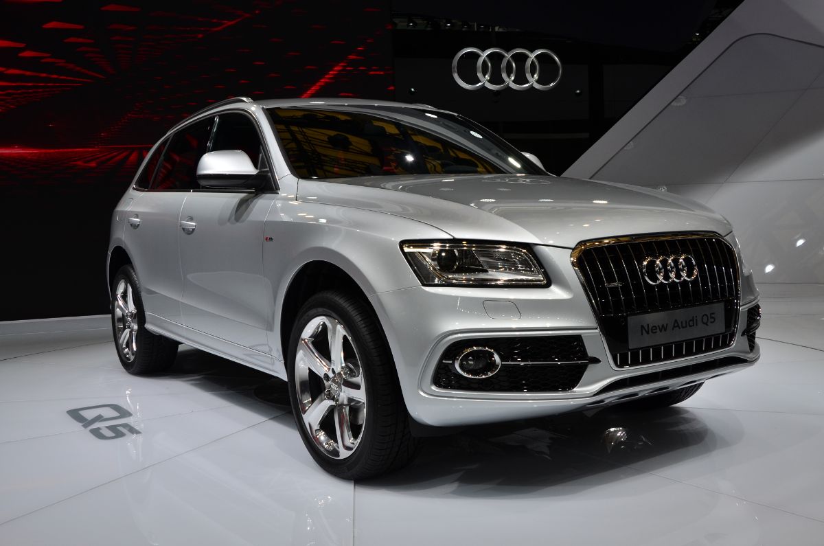 Front view of gray Audi Q5 on car show.