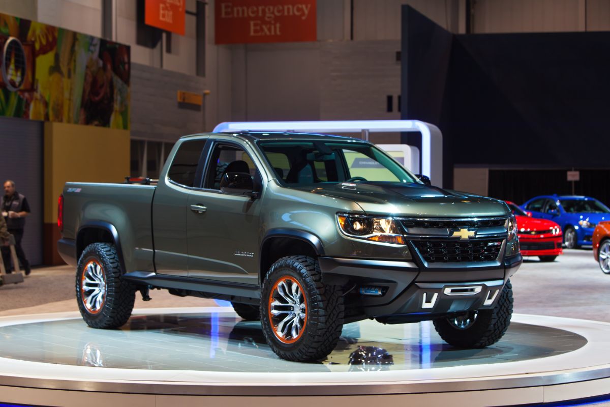 A front view of a green 2022 Chevrolet Colorado on car show.