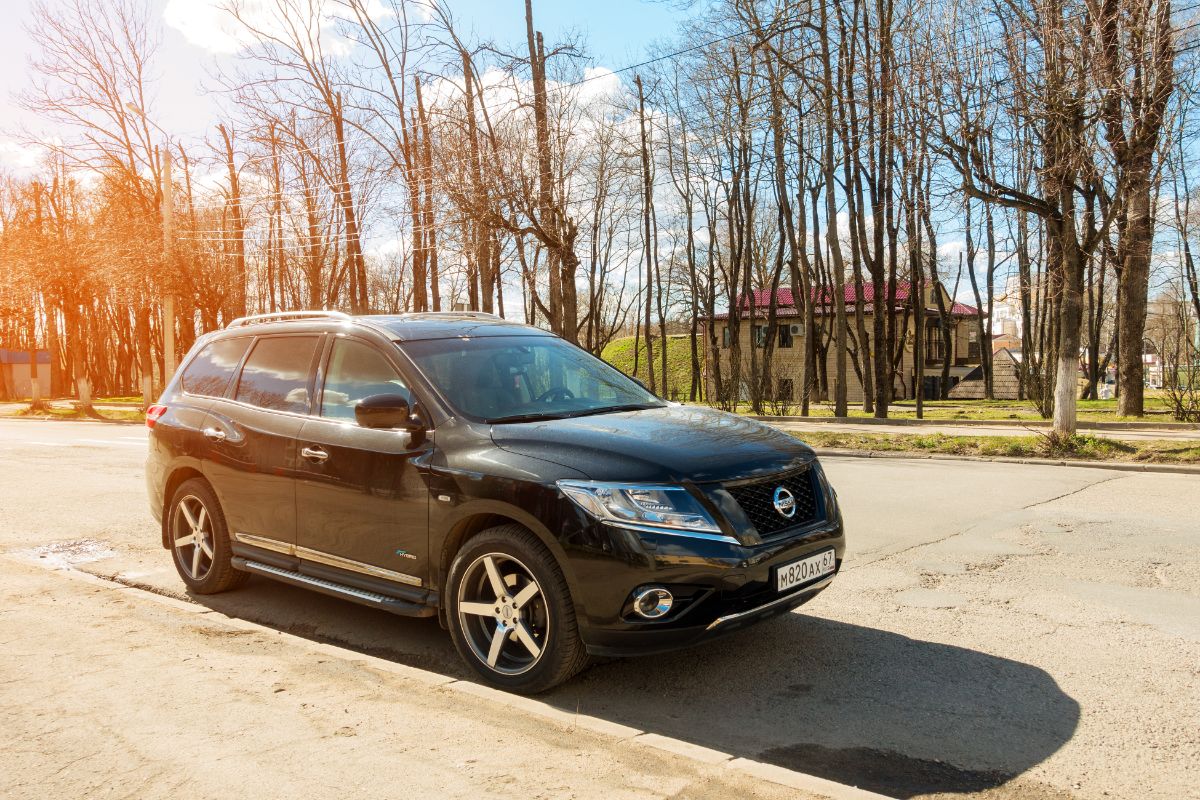 Side view of nissan pathfinder directed to the sunlight.