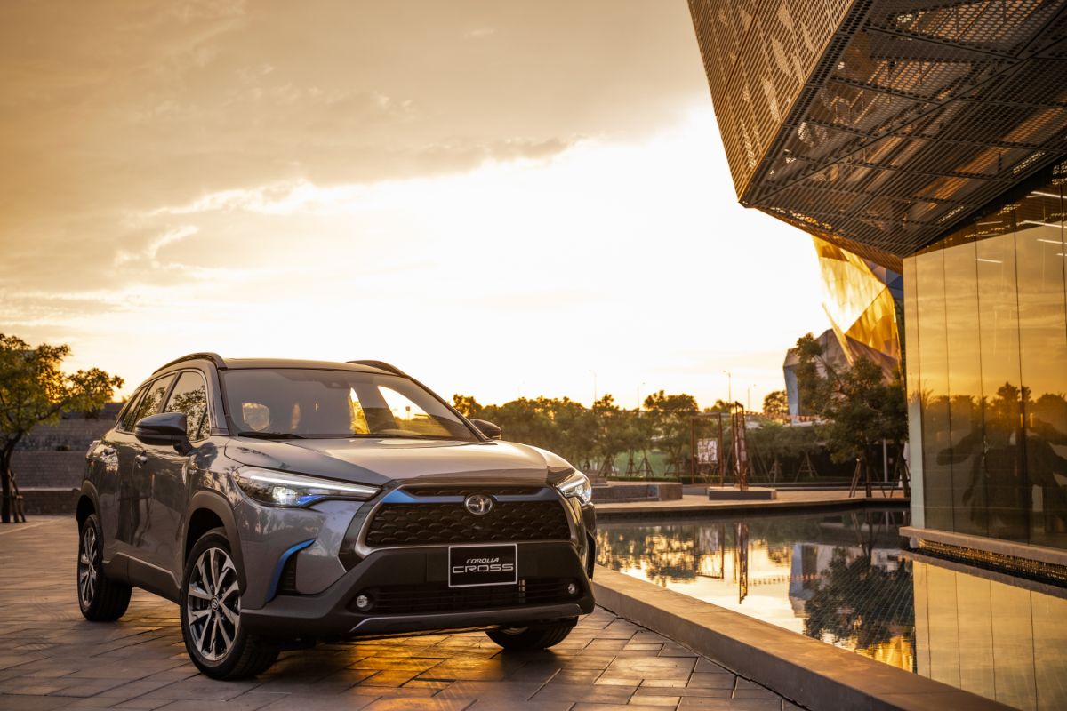 Front view look grey toyota corolla cross.