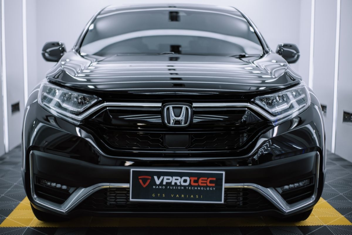 Front view angle of black Honda CRV in display at the Indonesia Honda dealership store open for market.