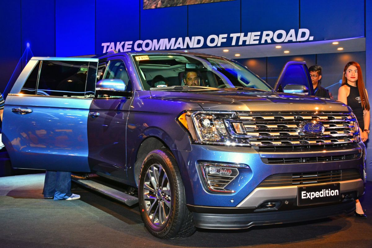 People checking out the new blue Ford Expedition last 2018 at Pasay, Philippines.