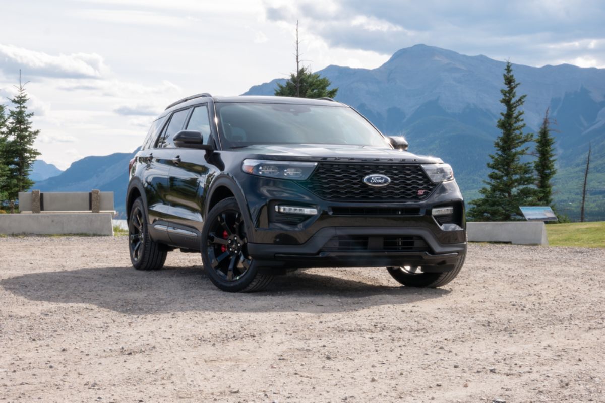 Ford Explorer 2020 model parked in the mountain top with a mountain range at the background.