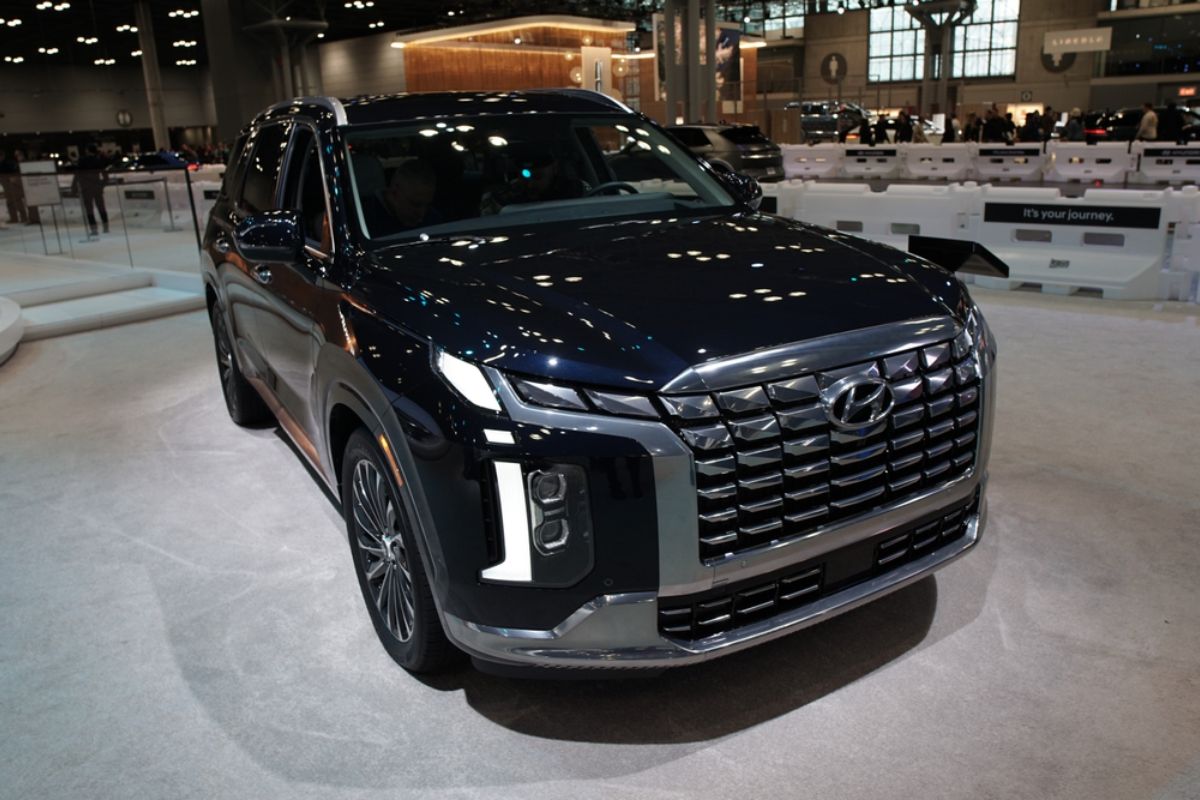 Front side view angle of a brand new Hyundai Palisade 2023 model in an all black colorway.