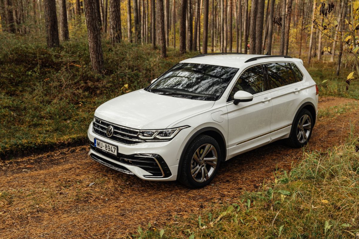 Top view image of white volkswagen tiguan driving in the middle of forest.