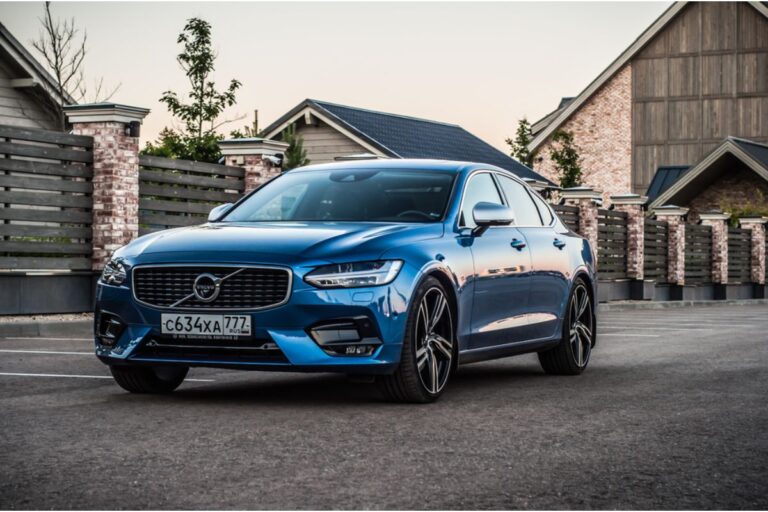 Side view angle of the exterior appearance of the 2017 model of Volvo S90 in ocean blue colorway.