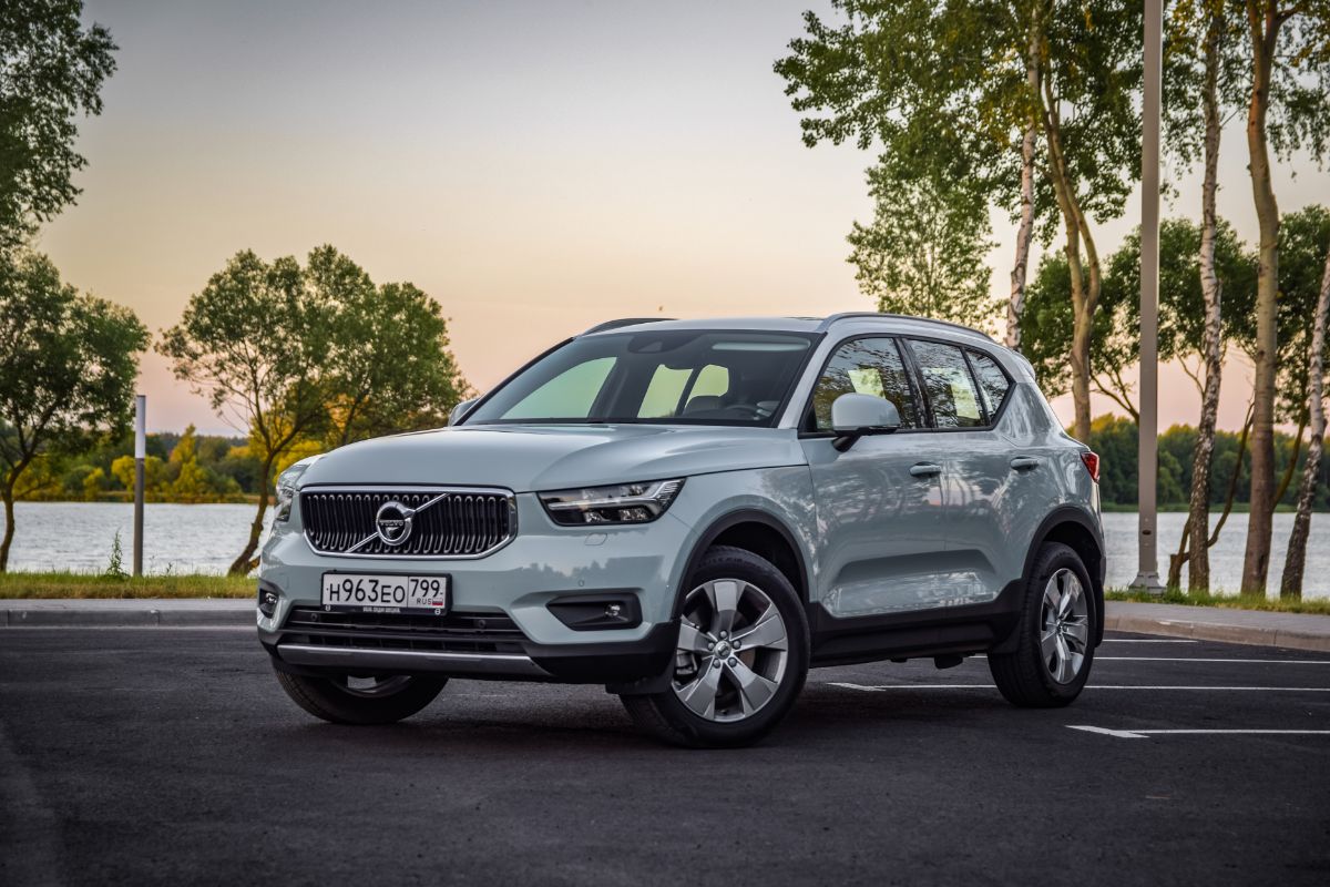 Front and side view of volvo xc40 car in a white color at the parking near river.