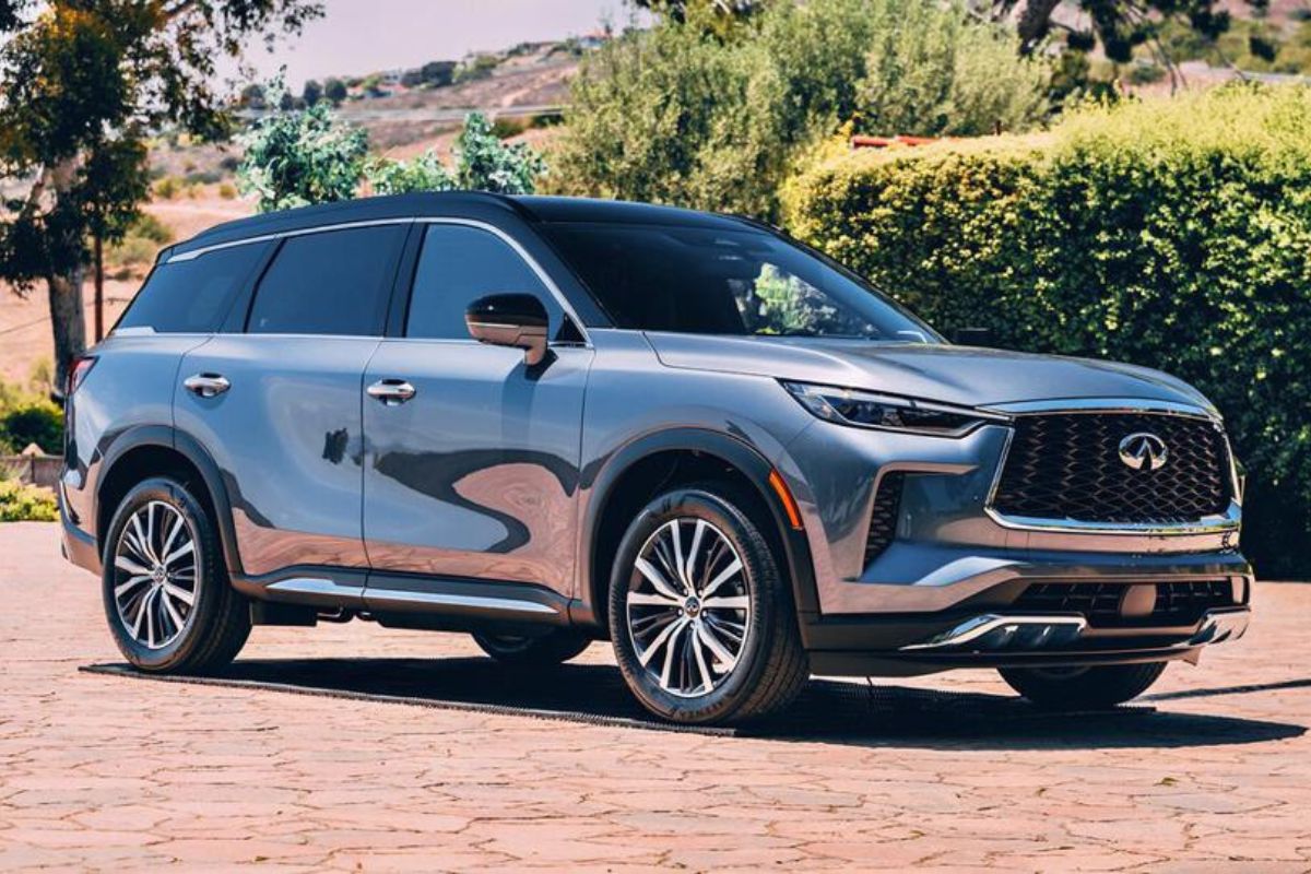 Side view look of 2022 Infiniti QX60 parked at the city street.