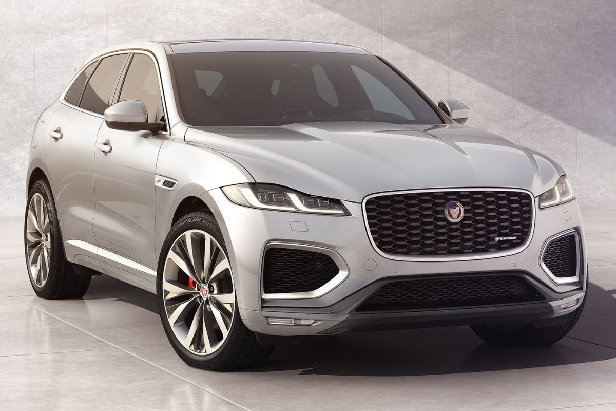 A 3d illustration of 2022 Jaguar F-Pace on a light room.