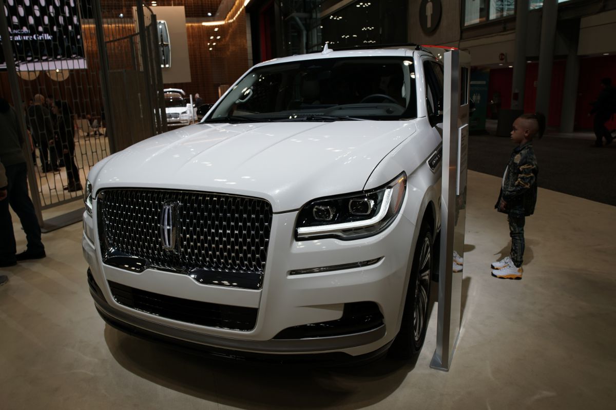 Front shot of the 2022 Lincoln Navigator at the New York Auto Show.