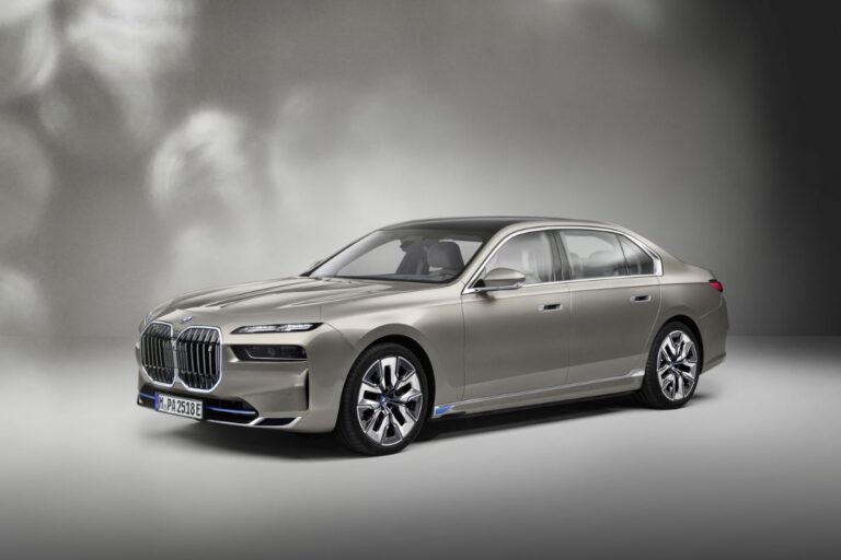 3D image of the most awaited BMW i7 in metallic gray colorway.