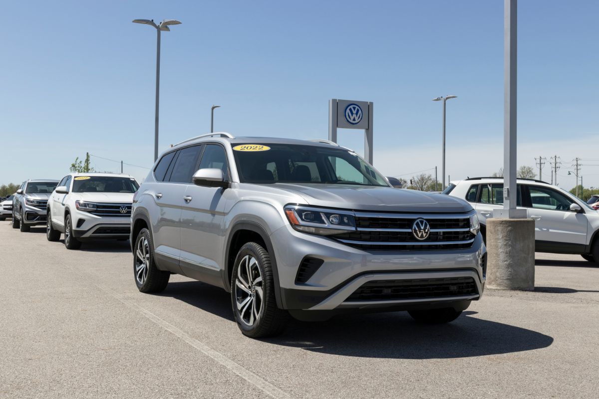 A dealership's silver Volkswagen Atlas display.