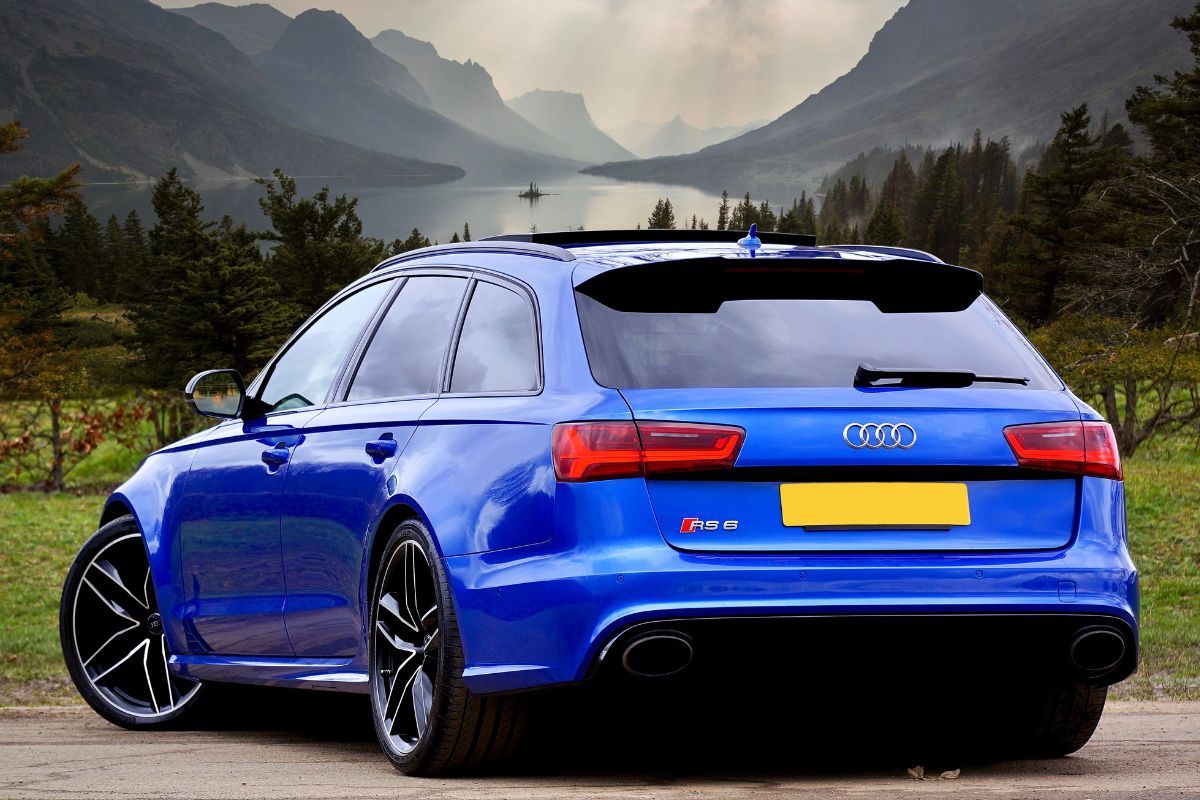 Photo of blue Audi RS 6 Avant.