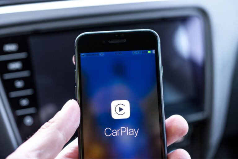 Apple CarPlay starting up on an iPhone 8 connected to a new Skoda car.