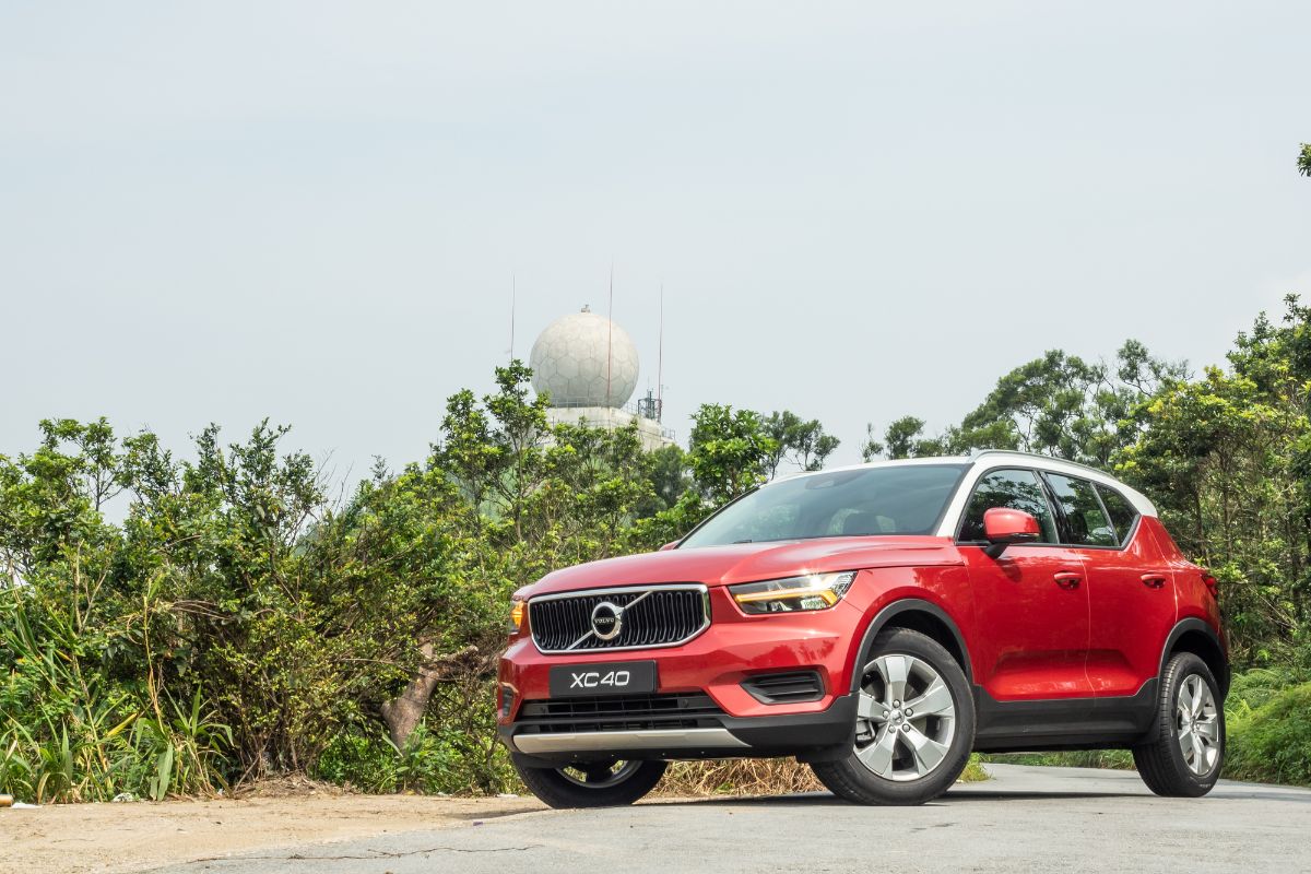 Red Volvo XC40 on road.