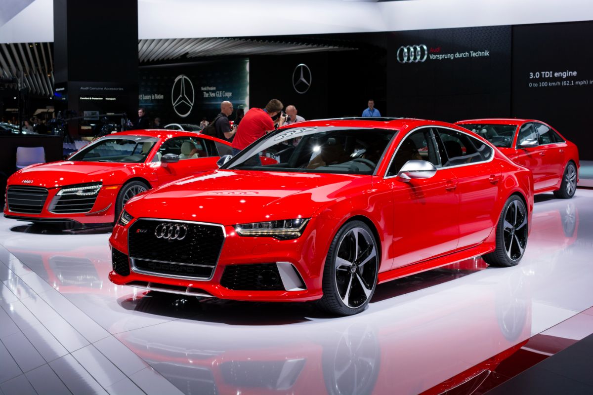 A photo of Audi RS7 Sportback cars at the international auto show highlighted.