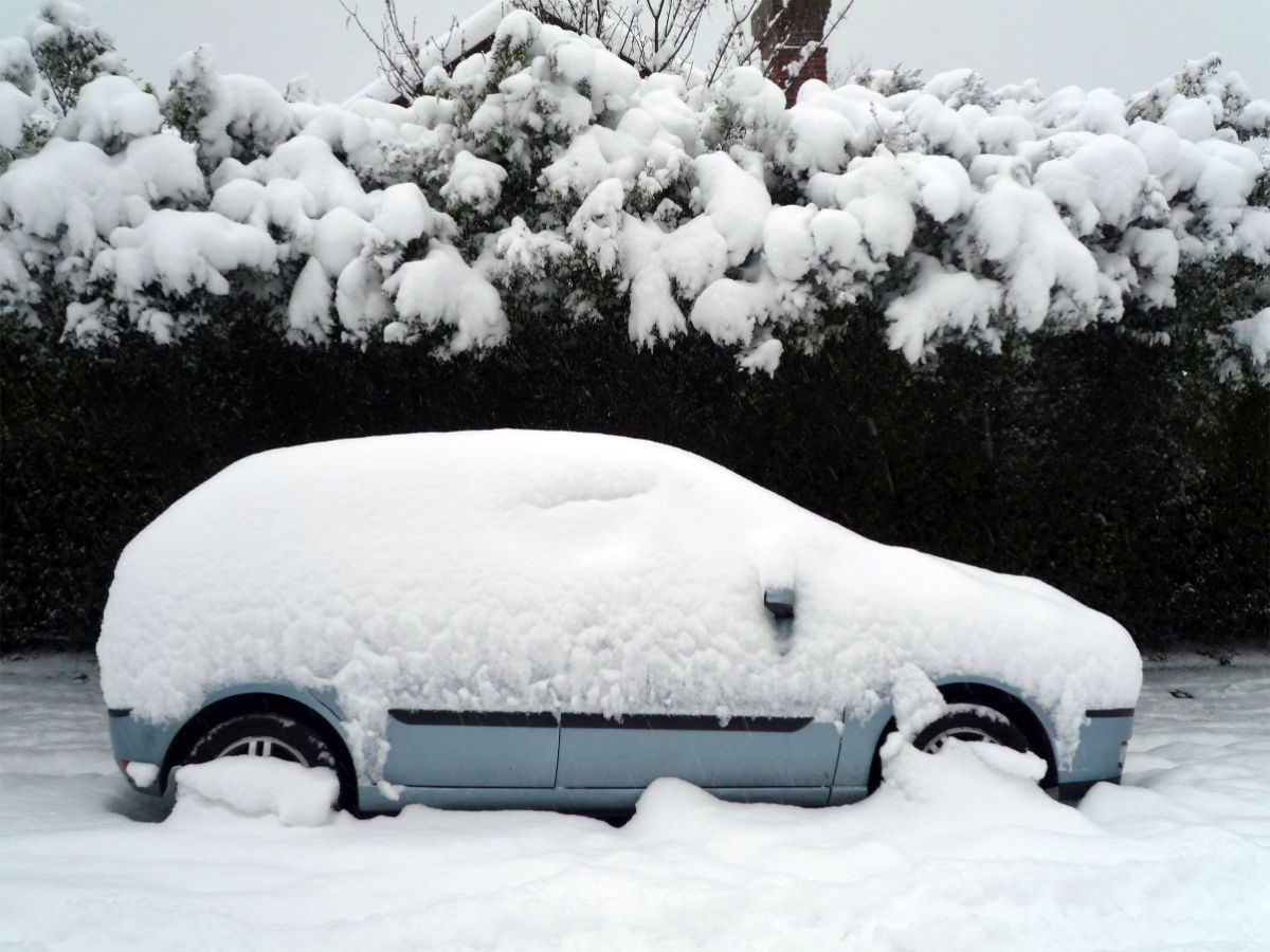 does snow ruin car paint
