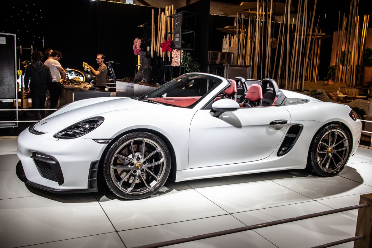 At the Brussels Motor Show, a white Porsche 718 Boxster Spyder.