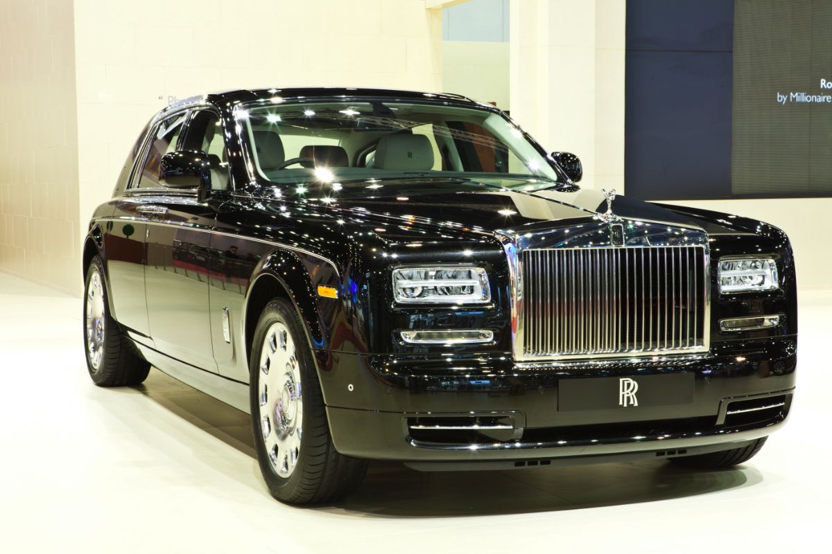 The classy and elegant Rolls Royce in metallic black colorway.