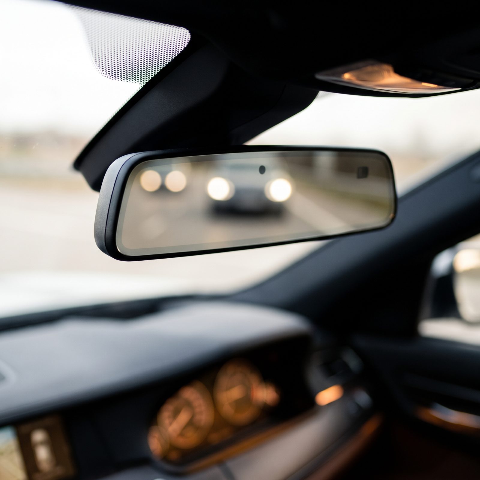 An Auto-Dimming Rearview Mirror That Kills the Headlight Glare