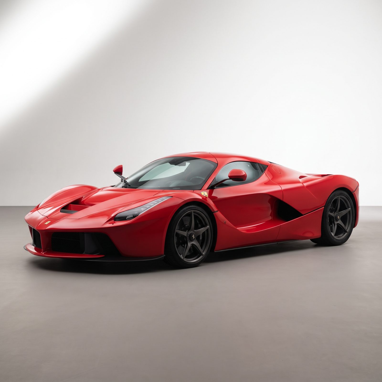 Ferrari LaFerrari, A Suspended Cabin Between Aero Forms