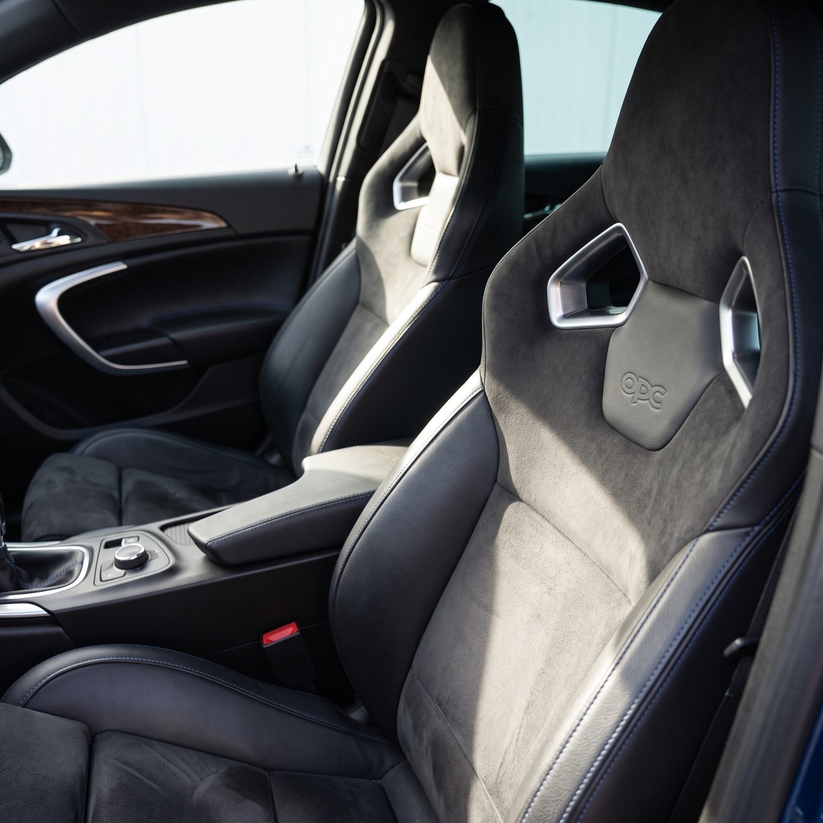 Opel Insignia OPC: The Recaro Seat Shoulder Cutouts