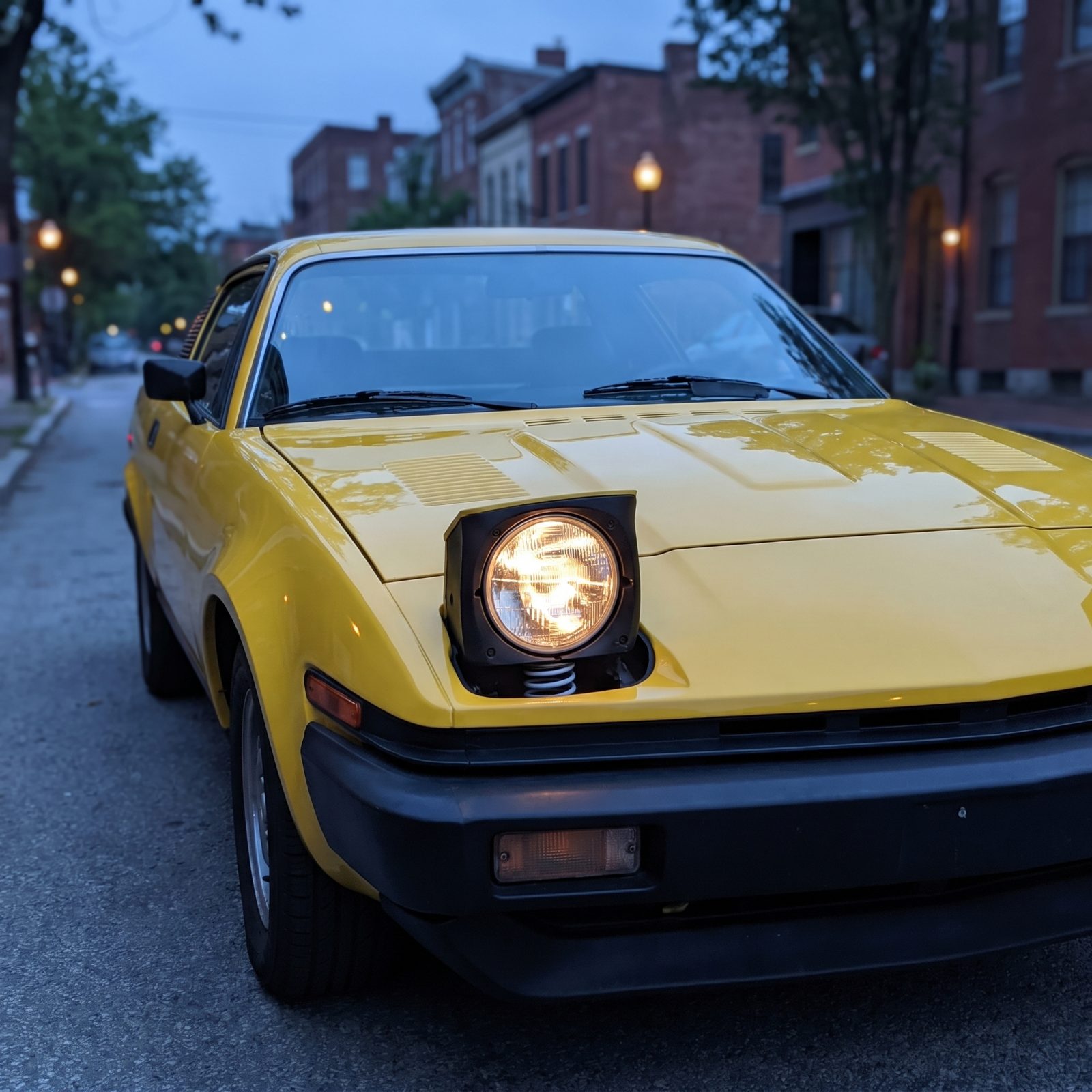 Pop-Up Headlights That Winked Open on Springs