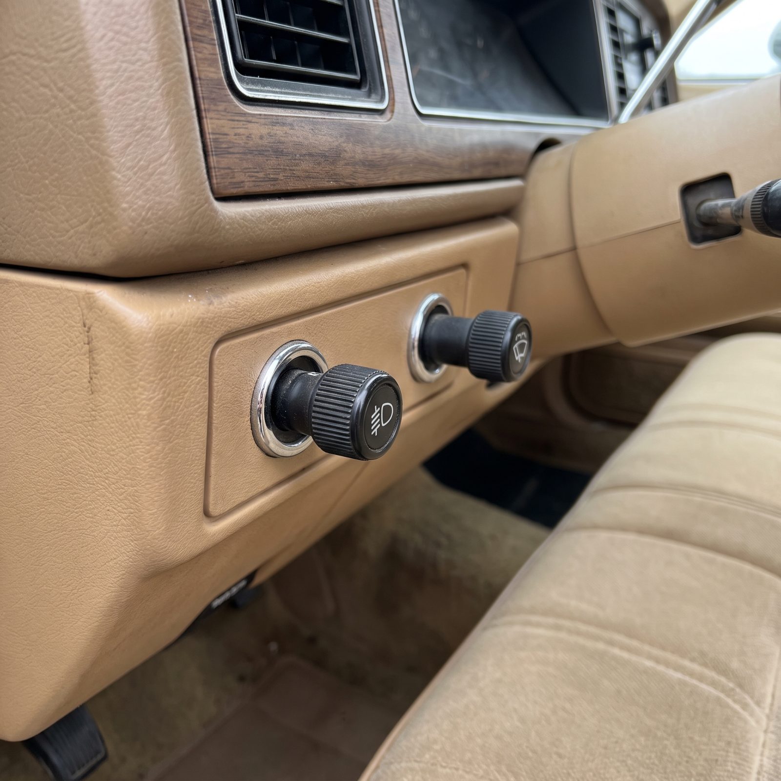 Pull Knobs for Headlights and Wipers