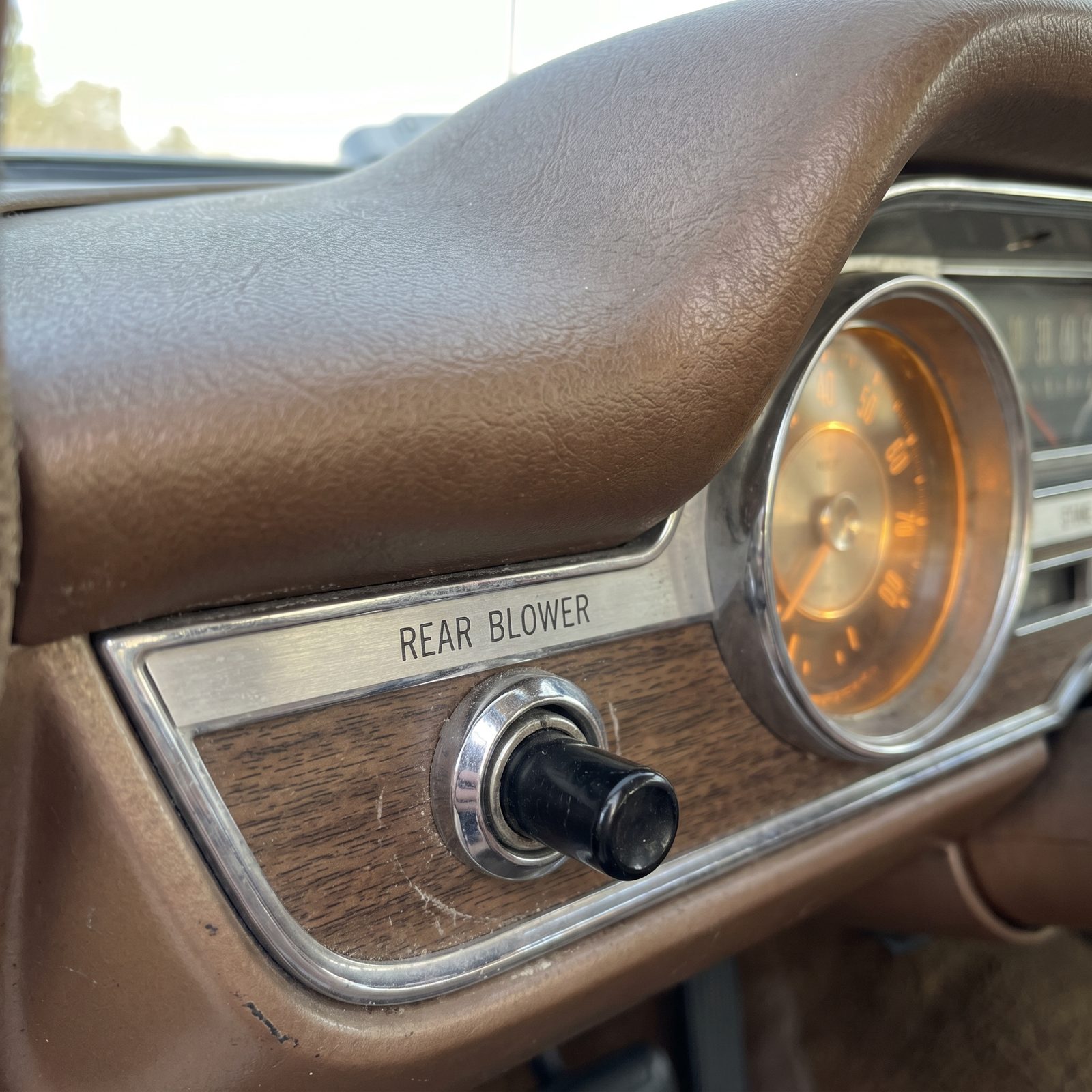 The Rear-Window Blower Switch That Cleared the Glass Before Defrosters Existed