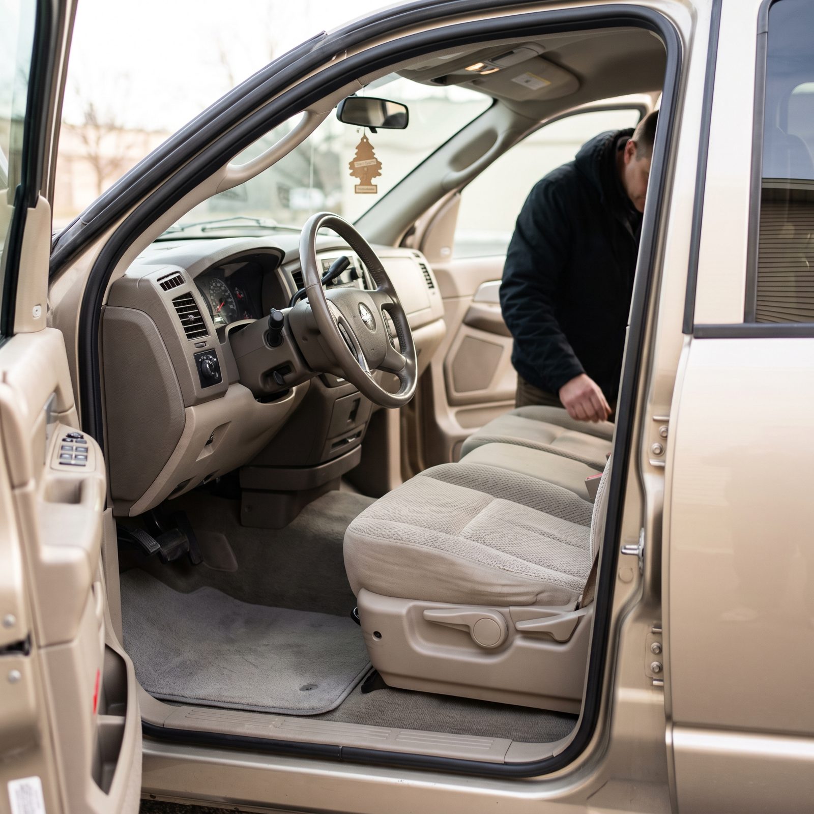 Smoke, Pet, Fuel, or Mildew Odors Inside the Cab