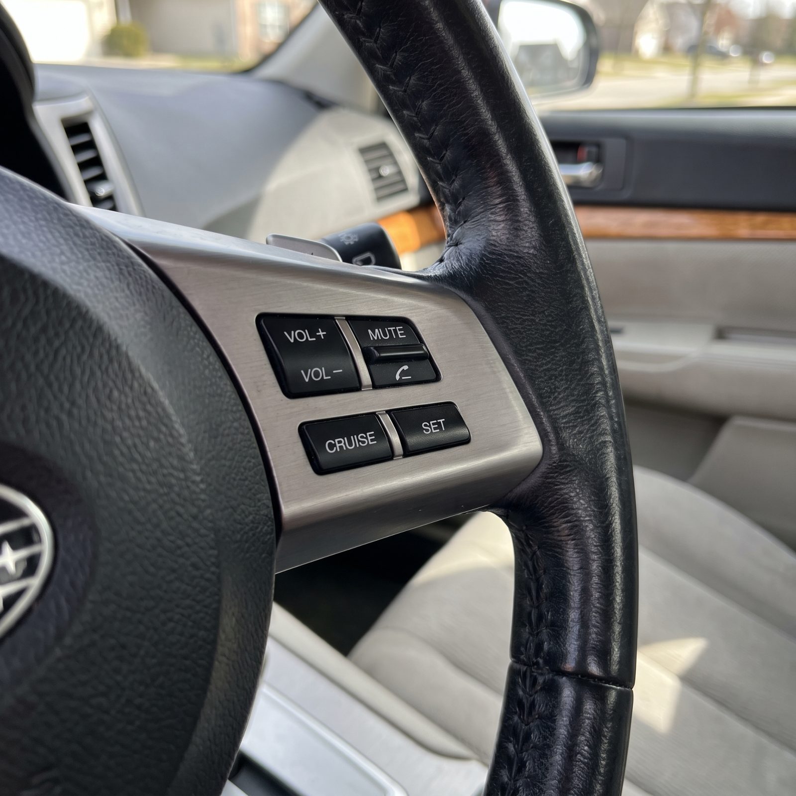Steering-Wheel Controls Marked Clearly Enough to Use Blind