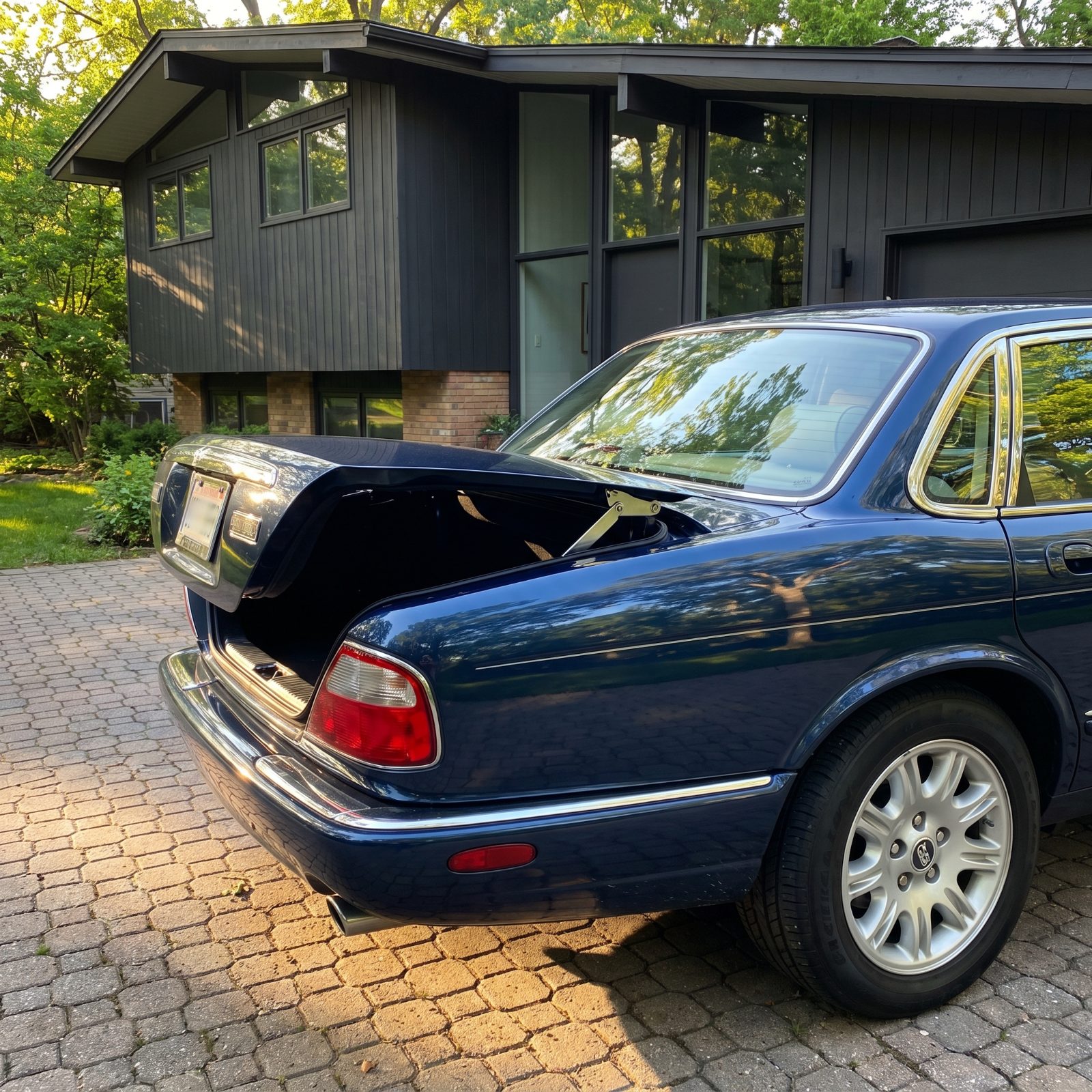 A Trunk Lid That Pulls Itself Shut