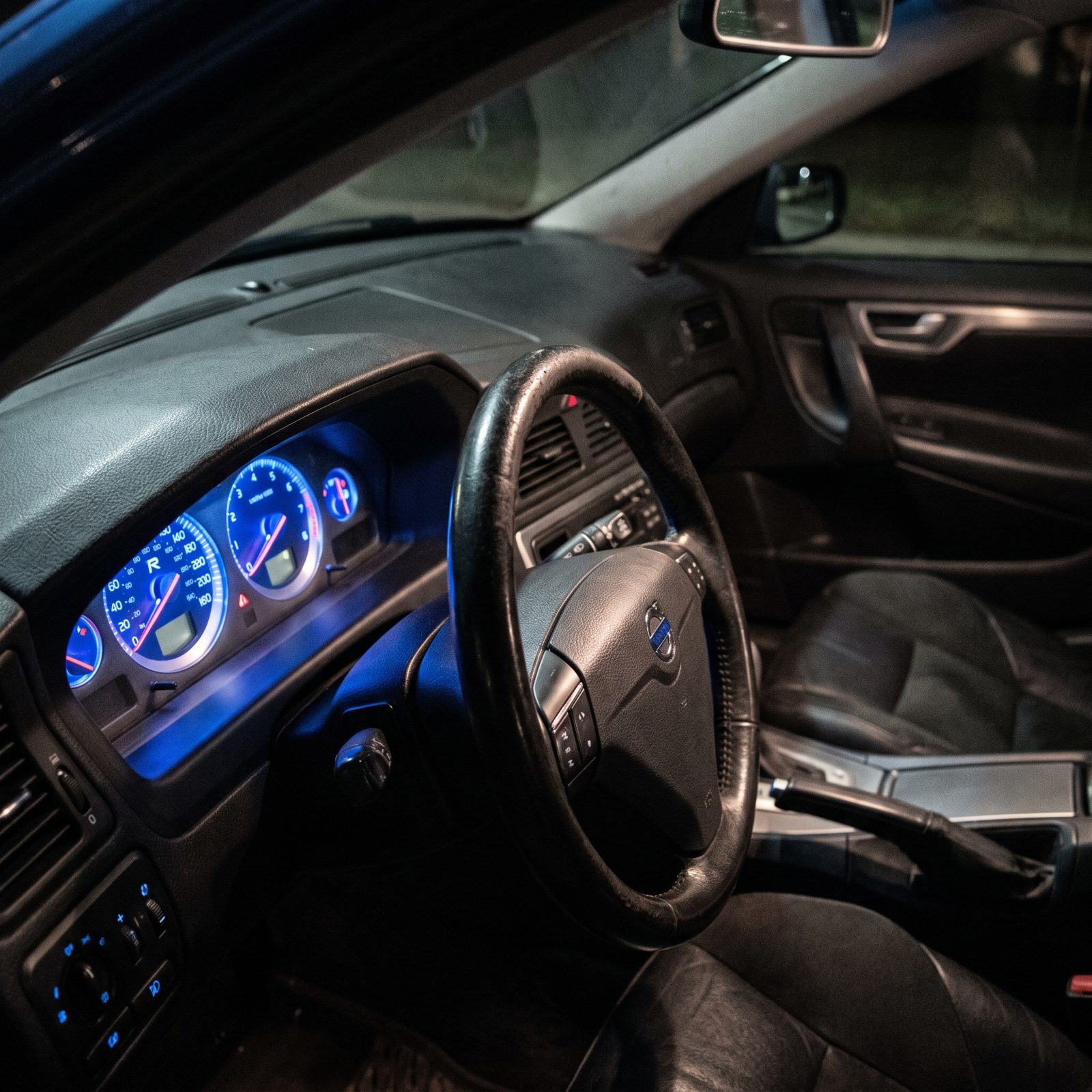 Volvo V70 R: The Blue Dials That Give It Away